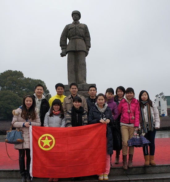 “学雷锋，献爱心”——中国共产主义青年团半岛在线体育网委员会开展慰问贫困学生助学活动